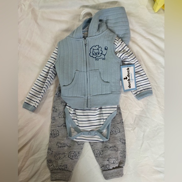 NWT 3pc  Baby Outfit with Lion Design - Picture 1 of 8